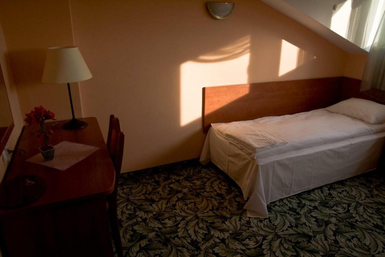 Dwor Dluzniewo Bed & Breakfast Exterior foto