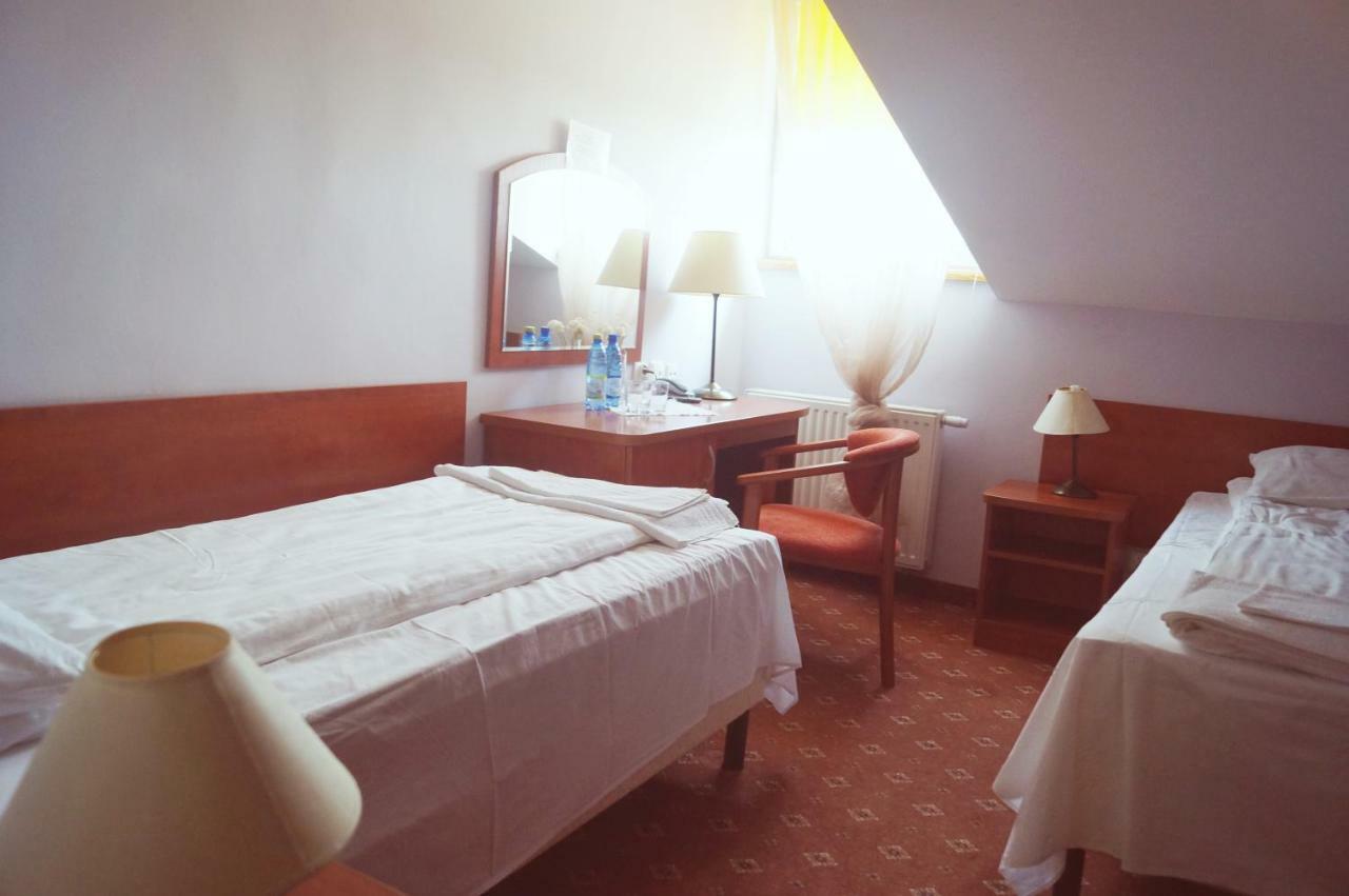 Dwor Dluzniewo Bed & Breakfast Exterior foto